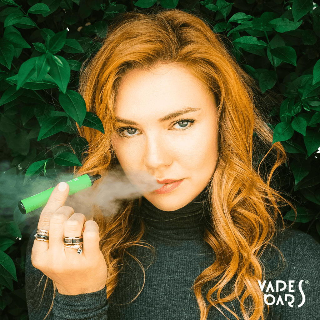 Modèle féminin tenant des barres de vapes Ghost 800 Vape