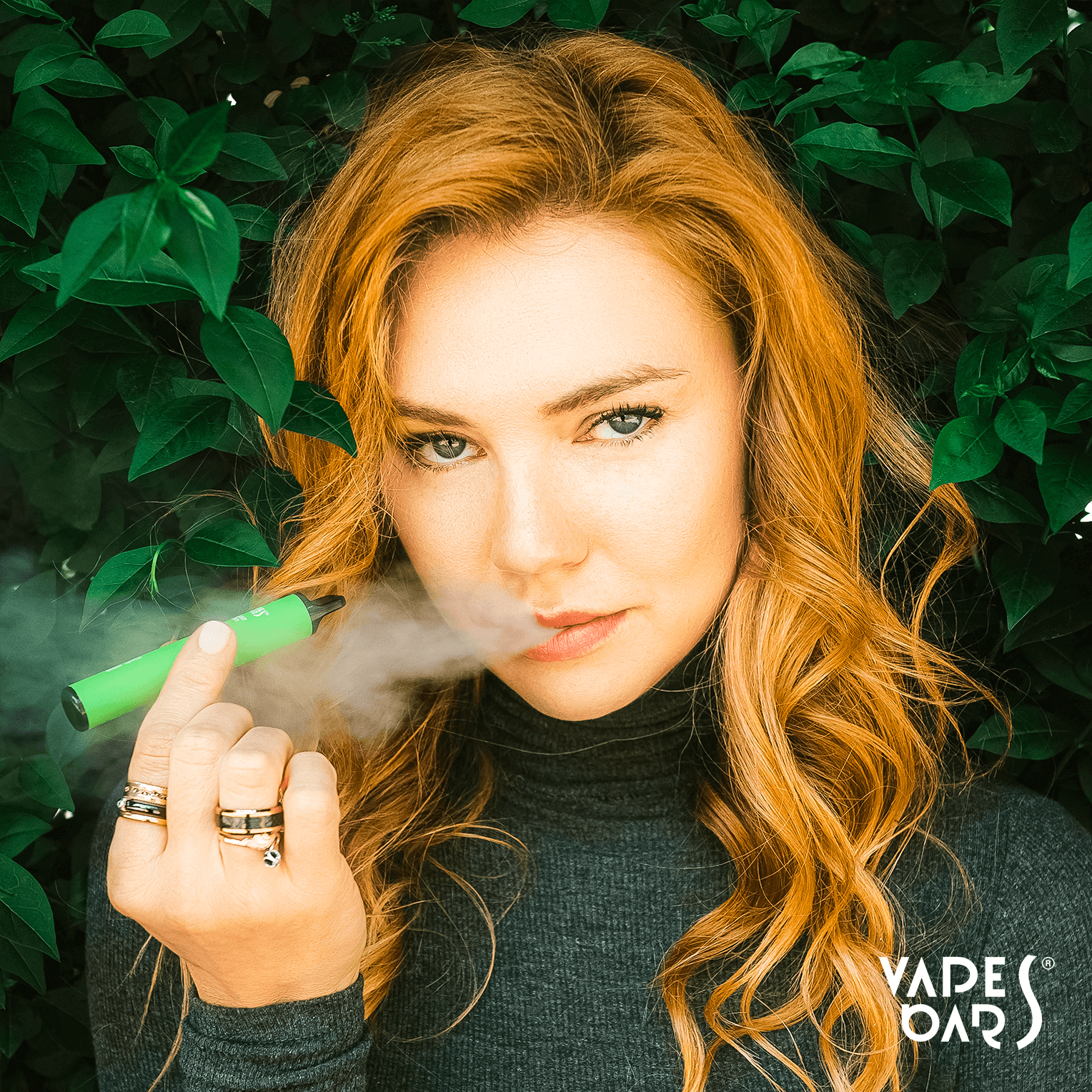 Modèle féminin tenant des barres de vapes Ghost 800 Vape